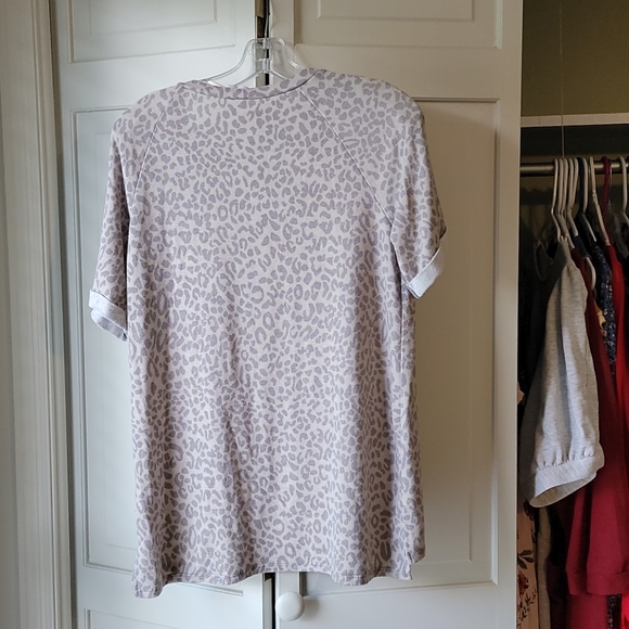 Animal print V-neck short sleeve shirt in medium - Picture 2 of 2